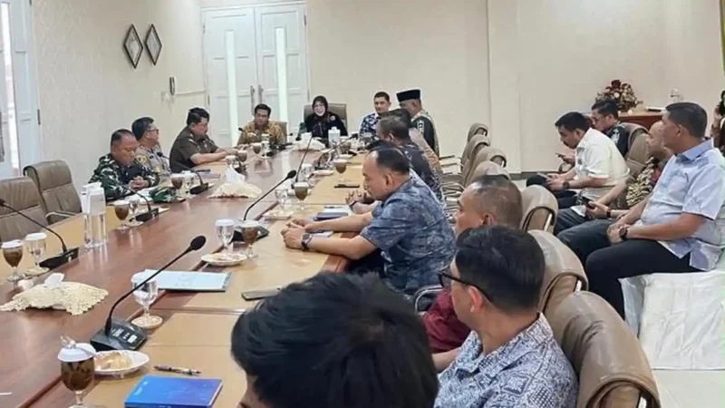 Wali Kota Banda Aceh Illiza Sa’aduddin Djamal bersama unsur Forkopimda membahas kesiapan pengamanan, pelayanan publik, dan antisipasi berbagai persoalan di Banda Aceh, Kamis (1/10/2026).