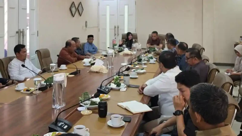 Pemko bersama Tim Kementerian Pariwisata RI saat rapat membahas tren dan pengembangan kepariwisataan di Pendopo Wali Kota Banda Aceh, Sabtu (19/9/2026). 