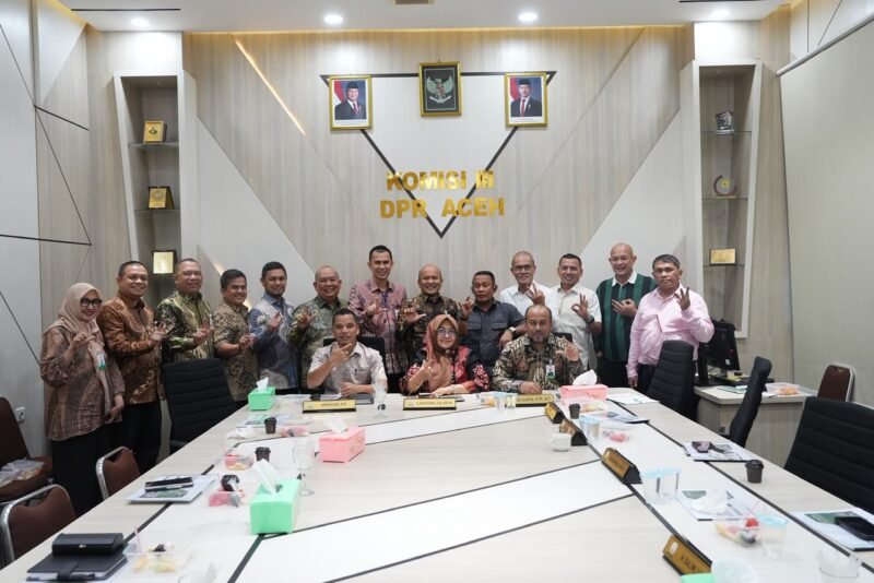 Komisi III DPRA rapat kerja bersama jajaran Direksi Bank Aceh, yang berlangsung di Gedung DPRA, Rabu (7/10/2026). 