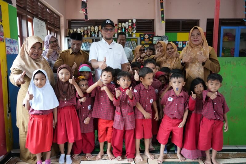 Wakil Ketua DPRK Banda Aceh, Dr. Musriadi Aswad, M.Pd., bersama Guru dan anak sekolah TK di Gampong Ilie, Kecamatan Ulee Kareng, Kota Banda Aceh.