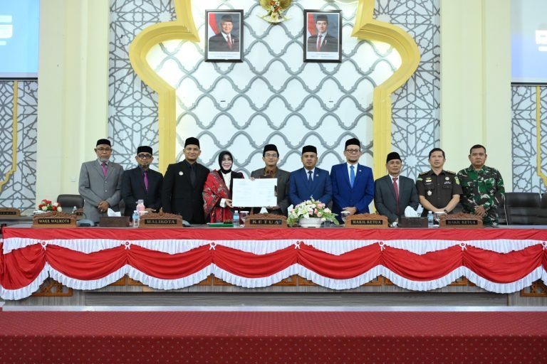 Anggota DPRK Banda Aceh bersama Pemerintah Kota Banda Aceh menyepakati Rancangan Qanun (Raqan) Perubahan APBK Tahun Anggaran 2026.Kesepakatan ditandai dengan penandatanganan bersama dalam Rapat Paripurna DPRK, Senin malam (21/9/2026)