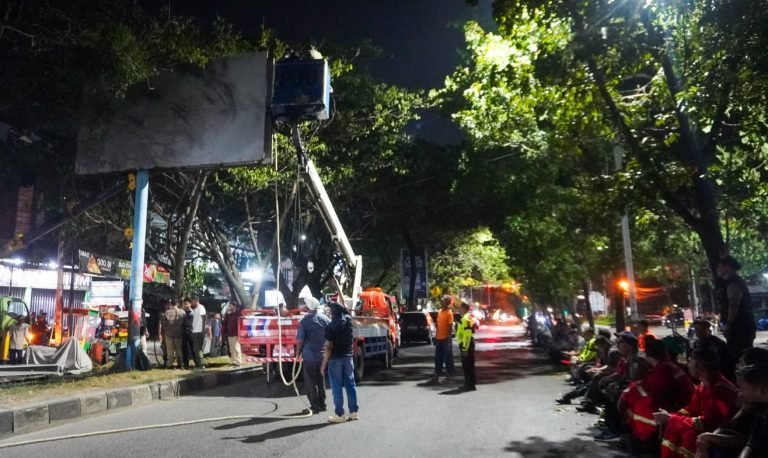Pemko Kota Banda Aceh melalui tim gabungan melakukan penertiban baliho, spanduk, reklame, di kawasan Jalan Dr. Mr. Mohd Hasan, Batoh, Kecamatan Lueng Bata.
malam (25/9/2026).