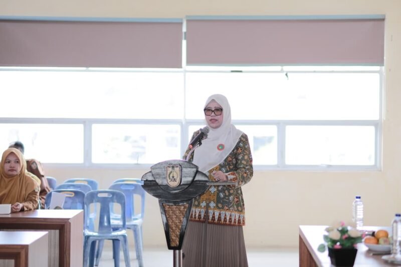 Ketua Pokja Bunda PAUD Kota Banda Aceh, DR. dr. Siti Hajar, M.Kes, M.Ked(Oph), Sp.M.,menggelar Workshop Identifikasi dan Pendampingan Peserta Didik dalam Pendidikan Inklusif bagi guru-guru Sekolah Dasar se-Kota Banda Aceh. Kegiatan berlangsung di Balee Keurukon Balai Kota, Senin (5/10/2026).