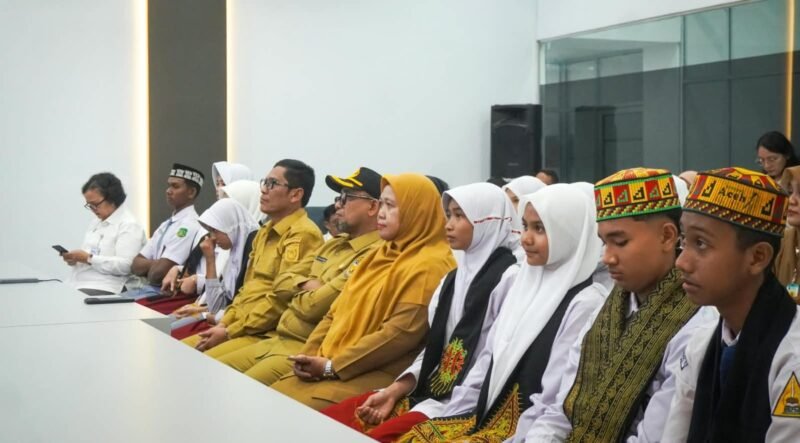 Sekdako Banda Aceh, Jalaluddin, menghadiri langsung mendampingi  para siswa dalam kegiatan Gerakan Tobat Ekologis yang digelar secara daring, Senin (12/10/2026).