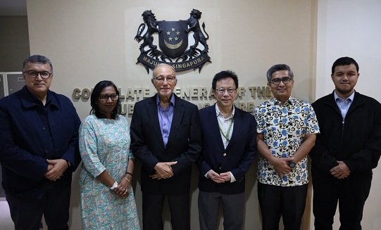 Wali Nanggroe Aceh, Teungku Malik Mahmud Al-Haythar, bertemuan bilateral bersama Konsul Jenderal Republik Singapura, Dr. Edmund Chia, di Kantor Konsulat Jenderal Singapura di Medan, Rabu (14/10/2026).