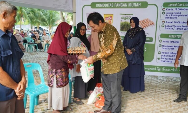 Wali Kota Illiza Saaduddin Menghadiri Pasar Murah yang bertempat di Halaman Masjid Bani Salim, Gampong Lampaseh Kota, Sabtu (24/10/2026).
