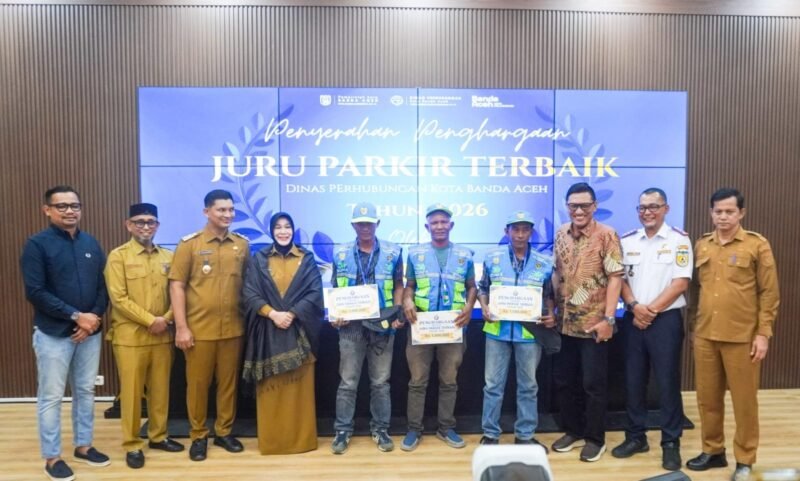 Wali Kota Banda Aceh, Illiza Sa'aduddin Djamal,  Penyerahan atribut resmi juru parkir Kota Banda Aceh, di Aula Kantor Dinas Perhubungan, Senin (26/10/2026).