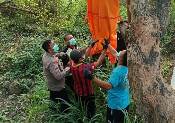 penemuan seorang pria yang diduga mengakhiri hidupnya di area pinggir flyover Kampung Sentul , Selasa (13/10/2026).