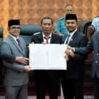 Anggota DPRA menggelar Rapat Paripurna untuk Penandatanganan Berita Acara Persetujuan Bersama Kebijakan Umum Anggaran (KUA) dan Prioritas Plafon Anggaran Sementara (PPAS) Tahun Anggaran 2027, pada Kamis (8/10/2026).