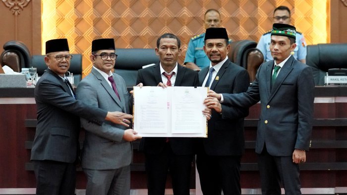 Anggota DPRA menggelar Rapat Paripurna untuk Penandatanganan Berita Acara Persetujuan Bersama Kebijakan Umum Anggaran (KUA) dan Prioritas Plafon Anggaran Sementara (PPAS) Tahun Anggaran 2027, pada Kamis (8/10/2026).