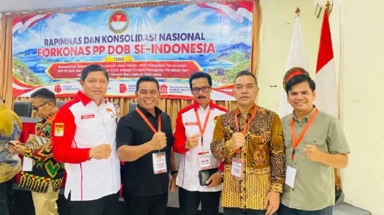 Ketua DPRK Aceh Besar Abdul Muchti dan Bupati Aceh Besar H. Muharram Idris
bersama Panitia Persiapan CDOB Aceh Raya dalam Rapat Pimpinan Nasional (Rapimnas) FORKONAS PP DOB se-Indonesia di Jakarta, Selasa (29/9/2026).