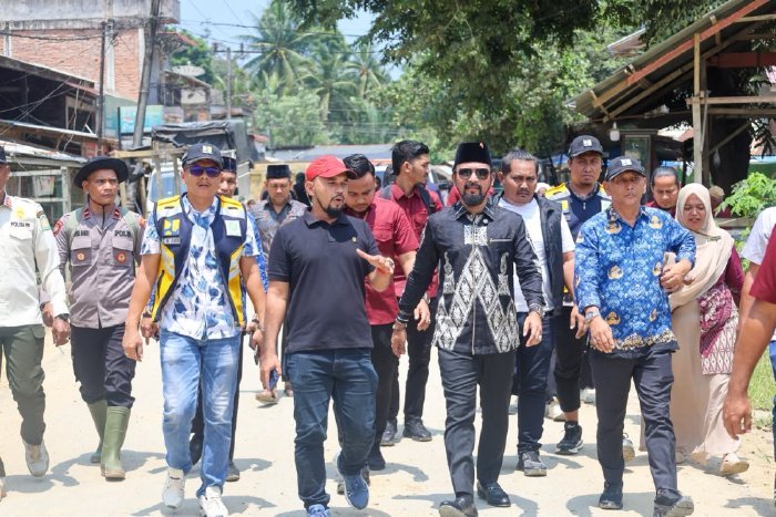 Iskandar Usman Al-Farlaky, S.H.I., M.Si., meninjau langsung pengerjaan pengerasan jalan yang menghubungkan Gampong Lhok Dalam dengan Panton Rayeok M, Kamis (1/10/2026).